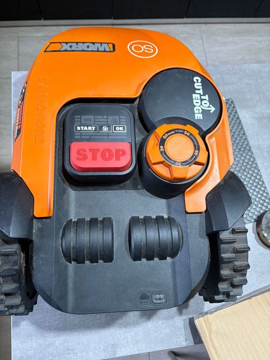 Robot  de tuns gazonul