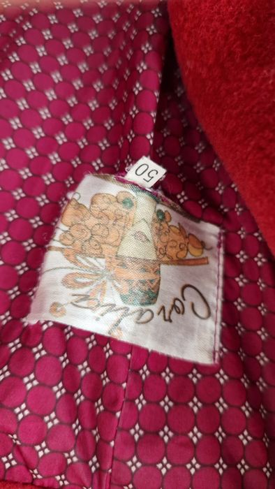 Червено вълнено палто