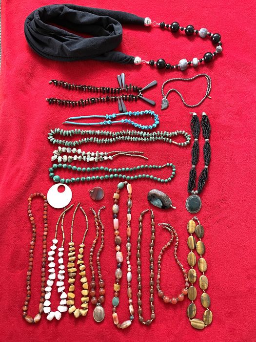 Дамски колиета с цена за брой!