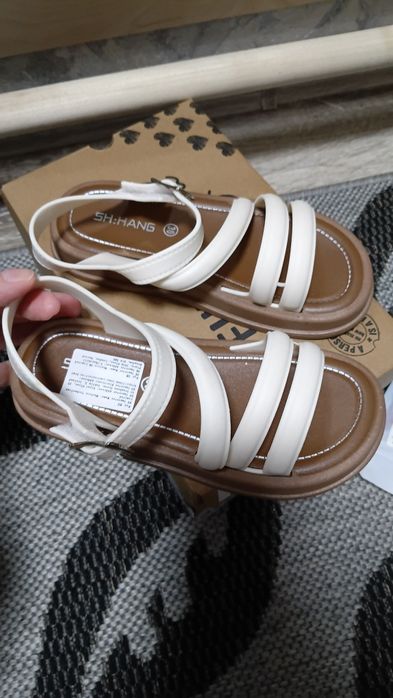 Новые сандали на девочку
