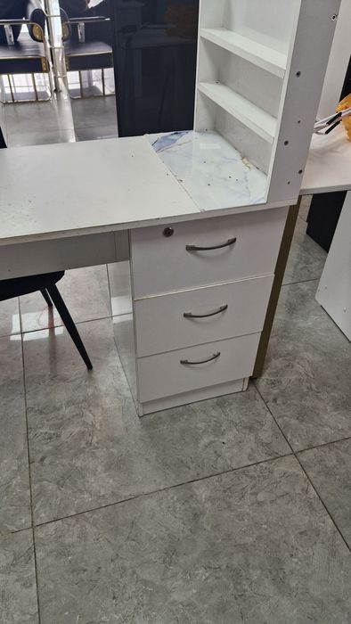 Продам маникюрный стол