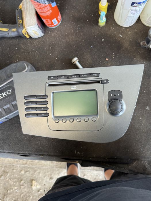 Продавам ориг радио Cd Mp3 VW Seat leon 1P1035186B касетофон медия