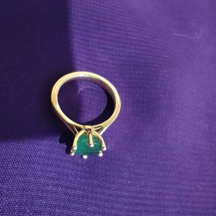 Золотое кольцо с изумрудом большим. Детали в тексте.