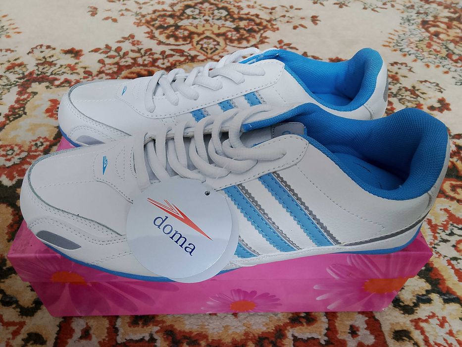 Продам кроссовки стиля унисекс