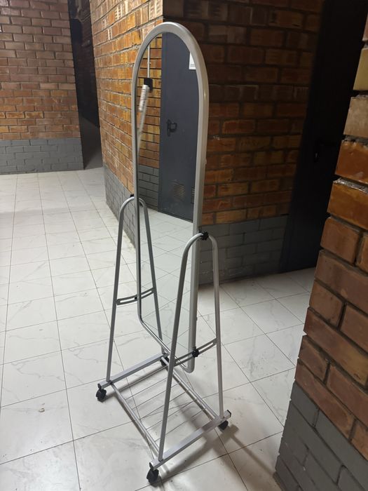 Зеркало на колесиках