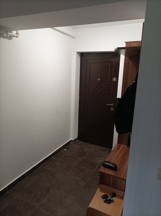 Dau spre închiriere apartament cu o camera 42 m situat pe Calea Turzii lângă benzinaria mol
