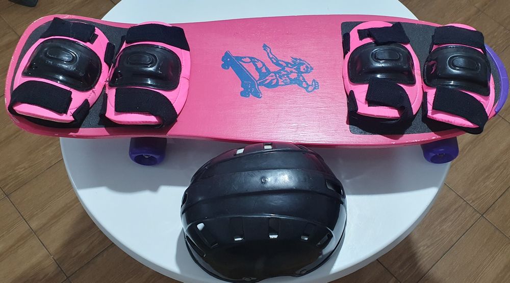 Vând skateboard  de culoare roz.