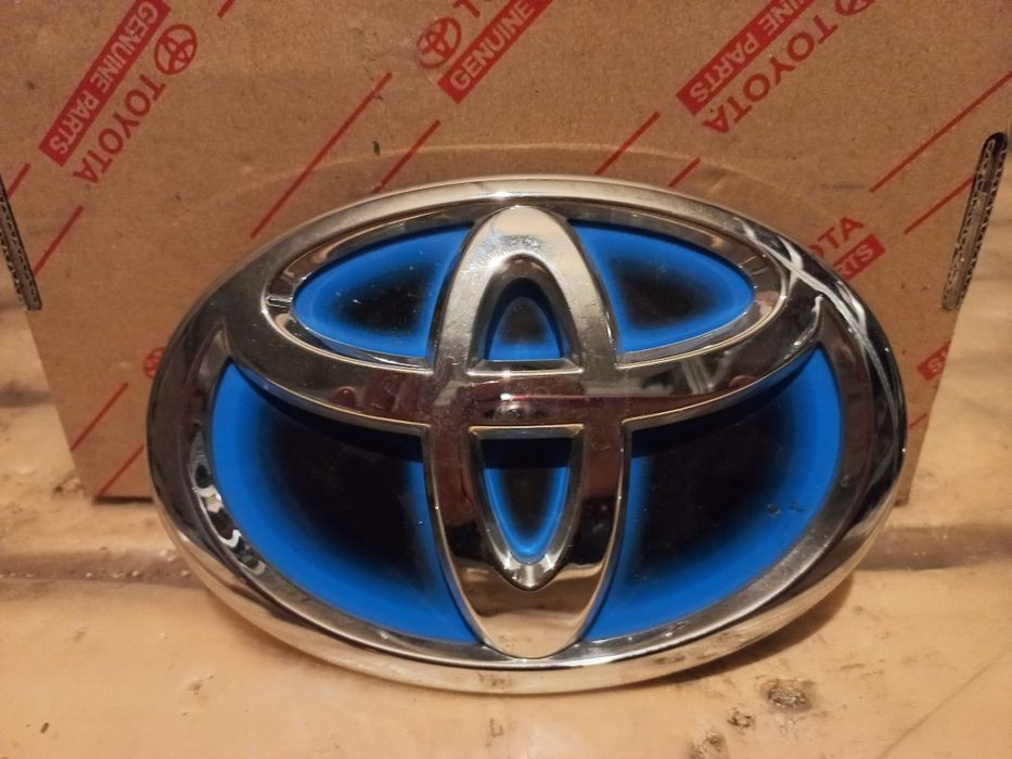 Емблеми за различни модели Тойота и Лексус