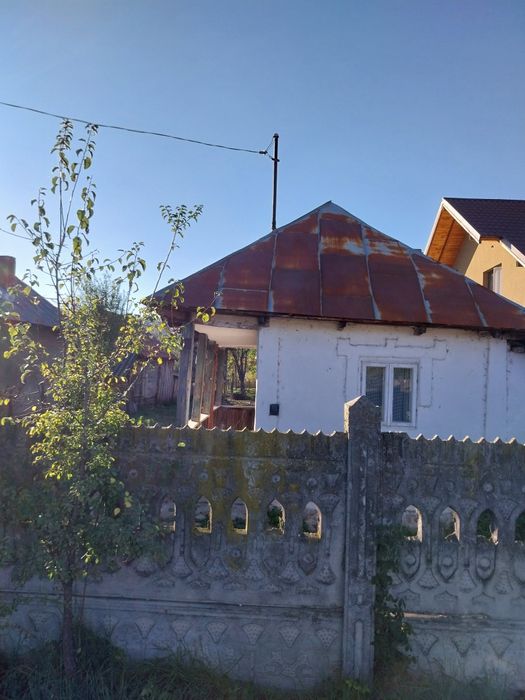 Casa bătrânescă cu teren generos în localitate