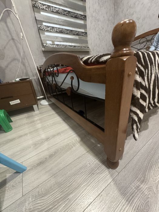 Продается двуспальная кованная кровать с матрасом