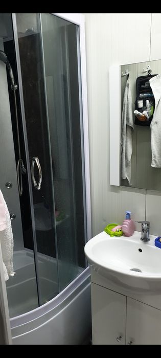 Vand containere apartament. Dormitor, living, bucatarie,baie cu dus