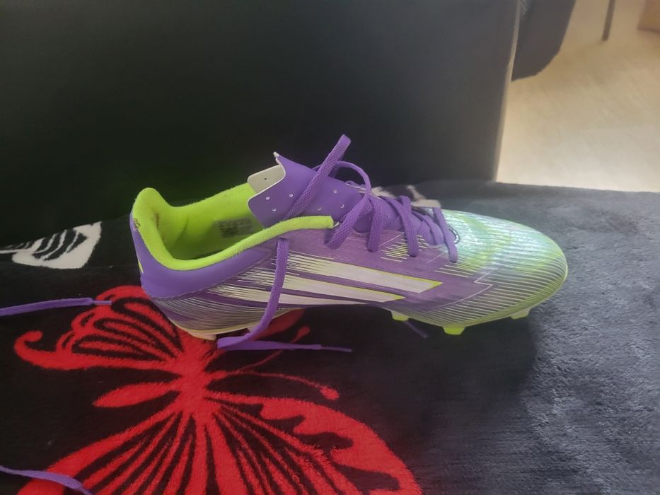 Adidas F50 – Ghete fotbal mov cu verde neon