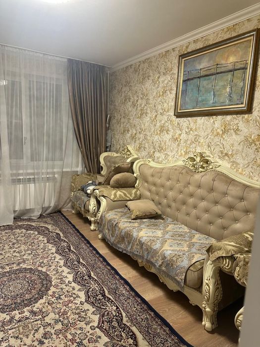 Продаем комплект бежевый диван