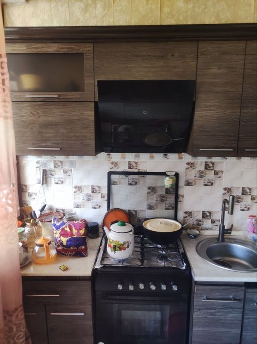 Уй сотилади 3 хонали 1 - этаж арка олди огород