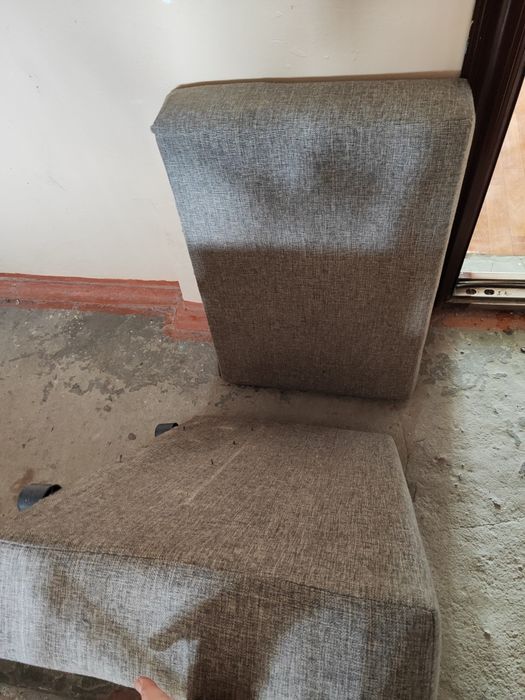 Диван поломанный