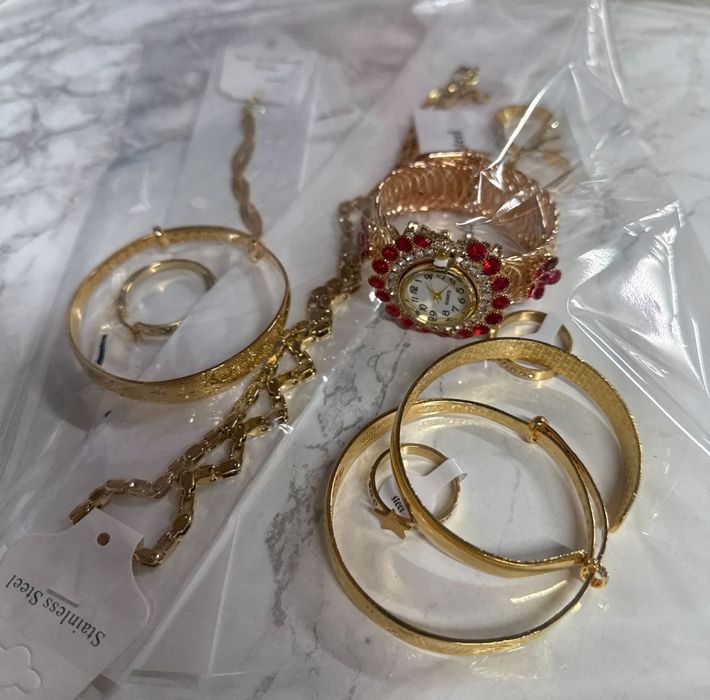 Мистериозна торбичка с бижута с 10бр висококачествени бижута.