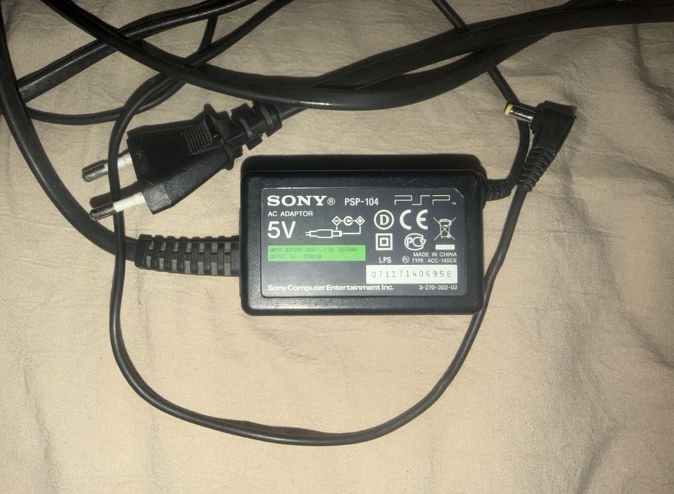 Оригинальная рабочая зарядка для приставок PSP в отличном состоянии
