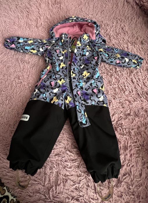 Продам зимний комбинезон на девочку