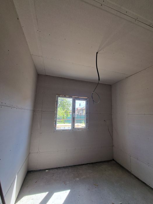 Vând casa pe structura metalica cu panouri Sandwich 9x7