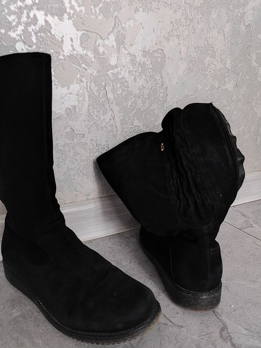 Продам женские сапожки.