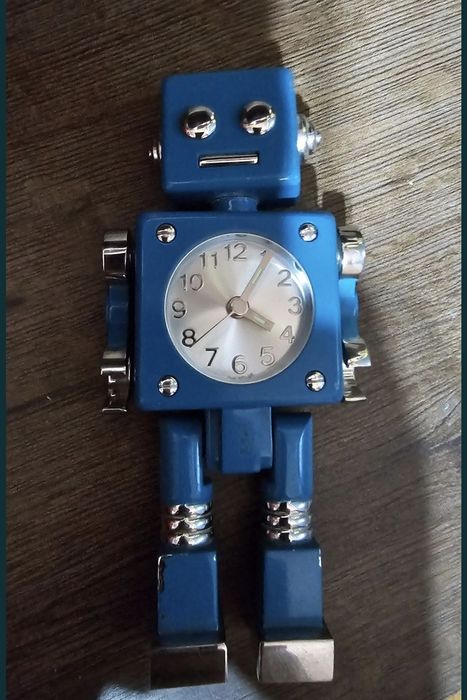 Robot ceas retro cu alarma.