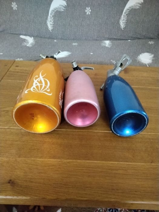 Продавам три броя стари метални сифони за газирана вода  за 10 €