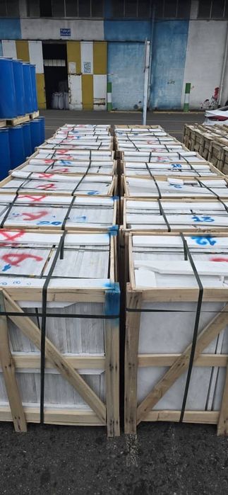 Моамор белый, в плитках и слэбах