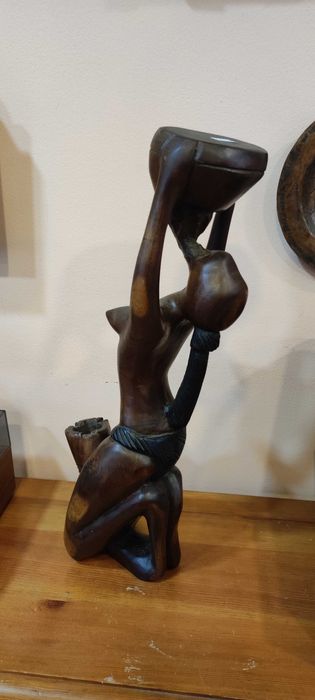 Красива фигура от старо дърво