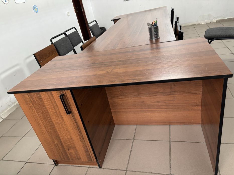 Продам парту , стол , стульями