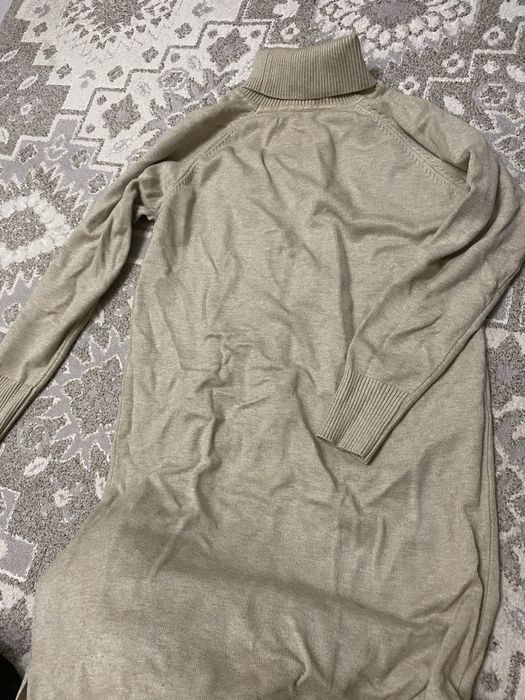 Продам 2 платья как новые.