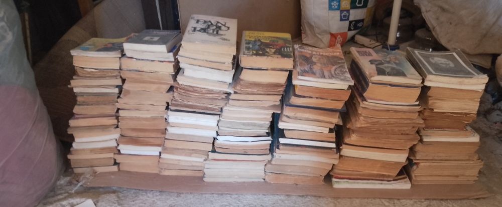 Lot cărți,ziare vechi de vânzare urgent