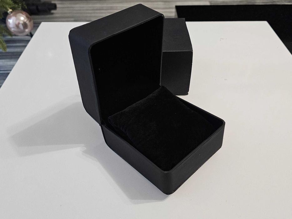 Cutie depozitare ceas neagra, piele ecologica, interior catifea