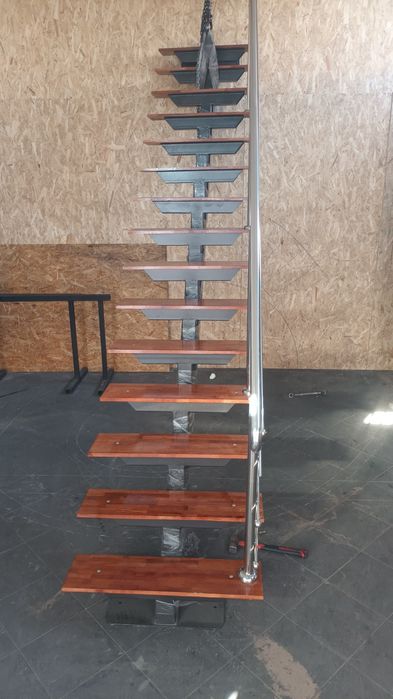 Vând scara dreapta cu balustradă  inox