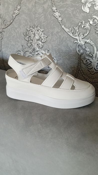 Продам Летние сандалии в белом цвете