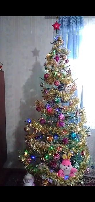 Ёлка  с игрушками.