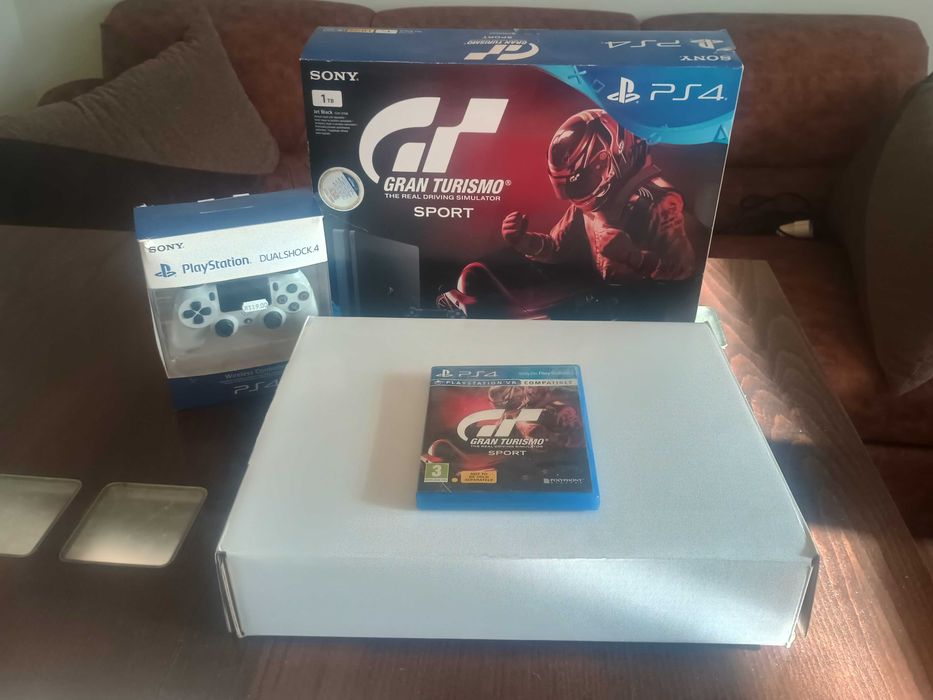 Play station 4 1TB 2 Joystick + GT