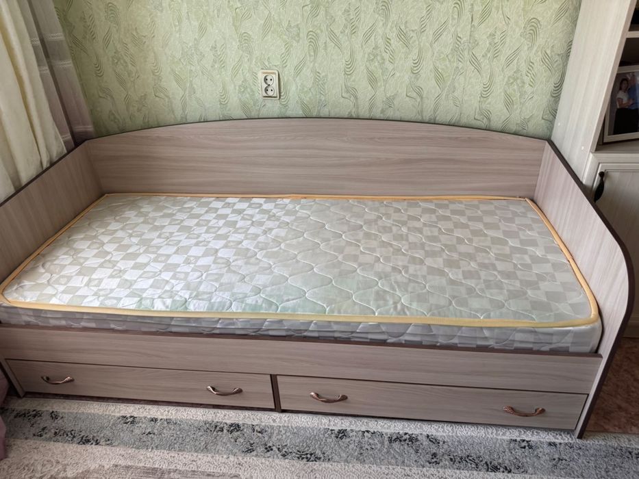 Кровать с задвижками