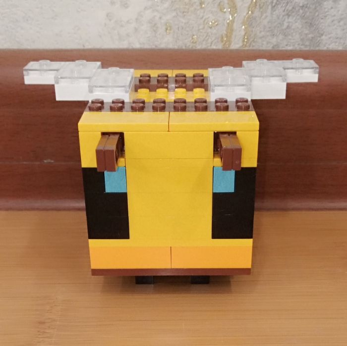 Продам Lego Minecraft The Bee Cottage