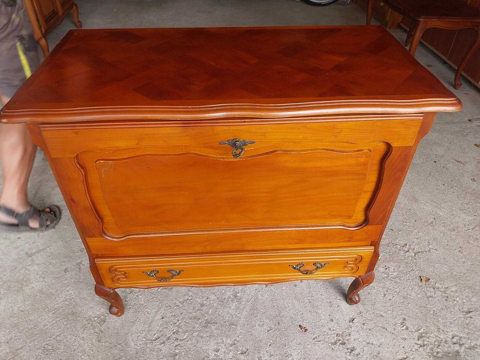 Шкаф и холна масичка