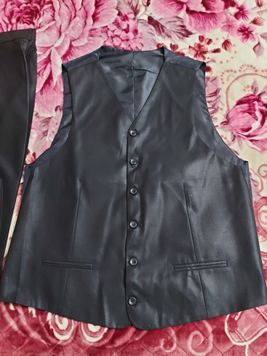 Костюм-тройка новый