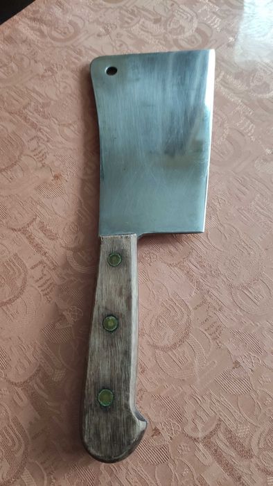 Кухненски сатър от дебела стомана и дървена дръжка