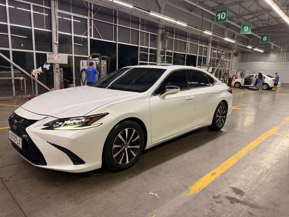 Lexus ES350.