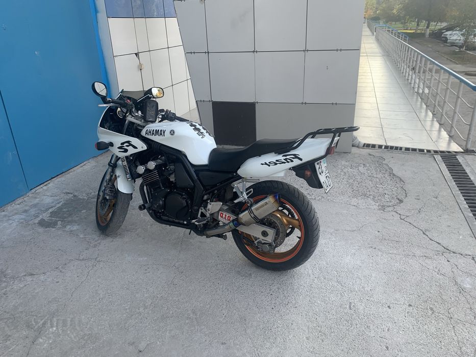 Yamaha FZ 400 .