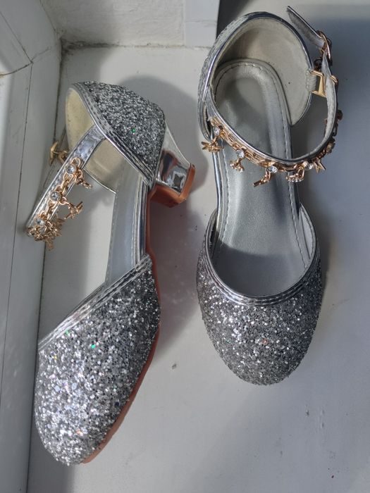 Блестящие туфли для девочек