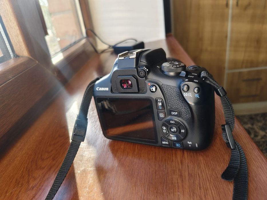 Зеркальный фотоаппарат Canon EOS 2000D