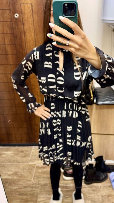 Есенна рокля черно и бяло плисе