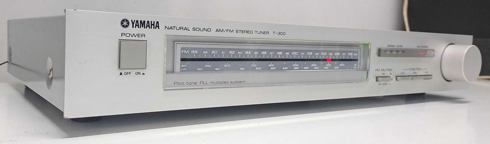 Yamaha T-300 Made in Japan Argintiu Tuner Stereo pt Amplificator