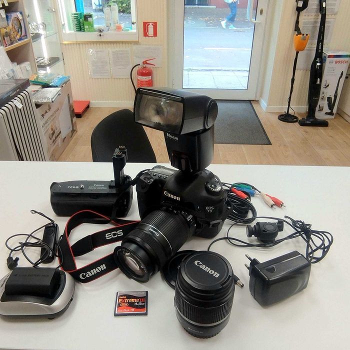 Фотоапарат Canon EOS 7D с два обектива и аксесоари