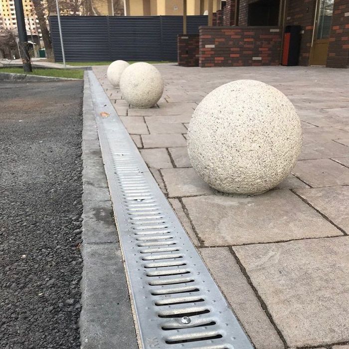 Брусчатка ва кафелда егиладиган сувлар учун копкогли ариклар. Газон