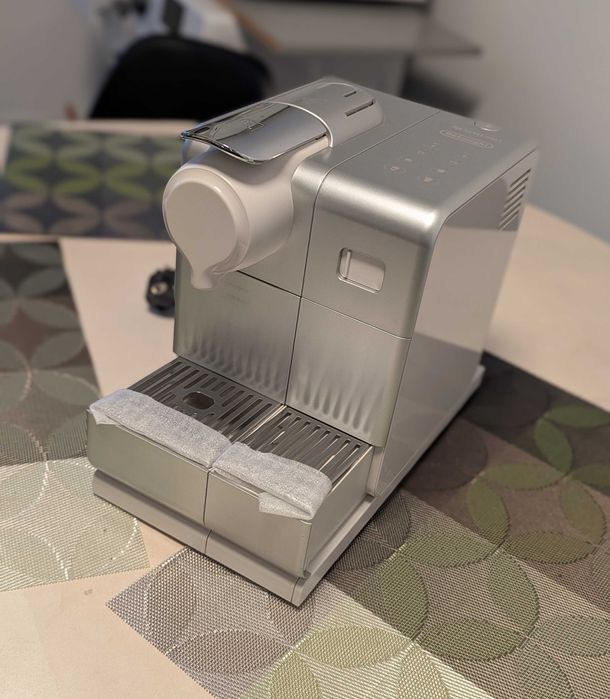 Aparat de Cafea cu capsule Nespresso Delonghi
